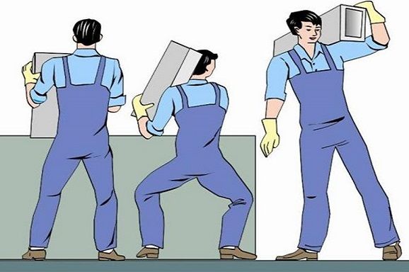 Nguyên nhân thoái hóa đốt sống cổ có thể do bê vác nặng sai tư thế