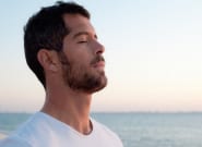 Hít thở sau bị đau lưng là triệu chứng của bệnh gì?