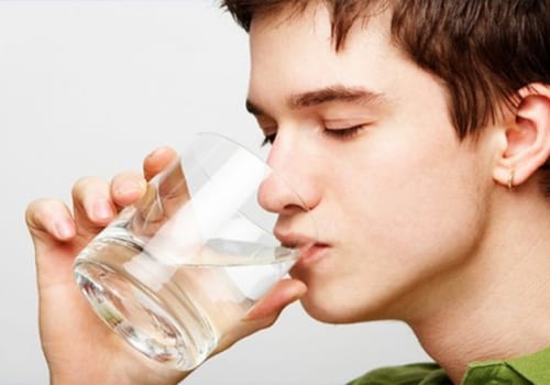 Người bệnh thận yếu có nên uống nhiều nước không?