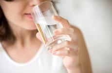 Người bệnh trào ngược dạ dày uống nước gì?