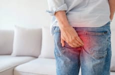 Tìm hiểu bệnh trĩ có đau bụng không?