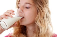 Một số lưu ý cho người bệnh xuất huyết dạ dày khi uống sữa