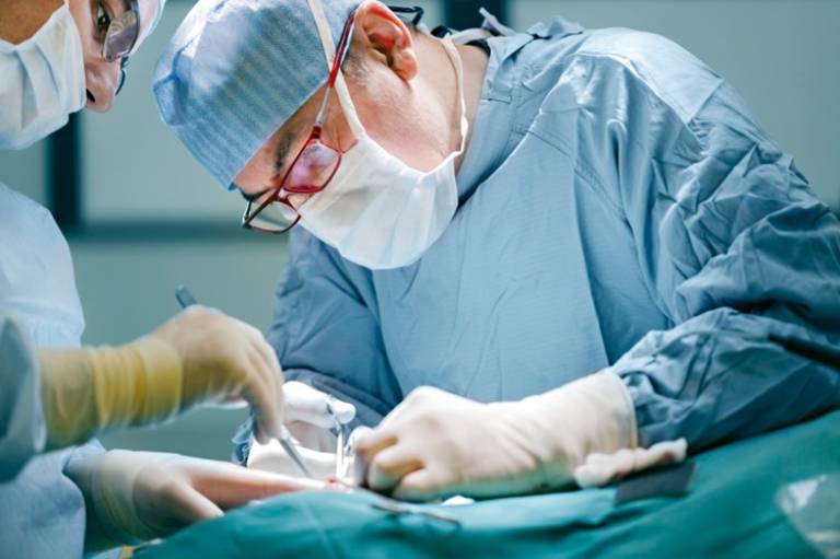 Phẫu thuật cắt bỏ trĩ ngoại tắc mạch ở giai đoạn nặng