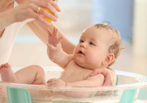 Trẻ bị viêm phế quản tắm có được không?