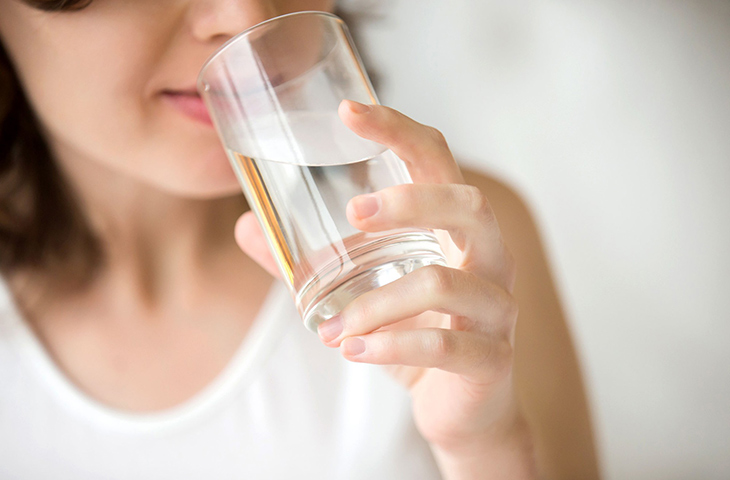 Uống nước đều đặn hàng ngày để phòng tránh viêm họng hạt